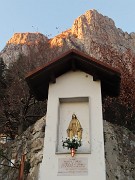 69 Cappelletta Madonna con vista sul Corno di Medale al tramonto
